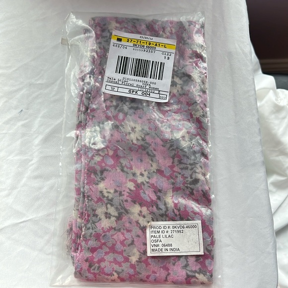 L.L. Bean Women’s Lightweight Lilac/Pink Floral Scarf NWT - Picture 5 of 7